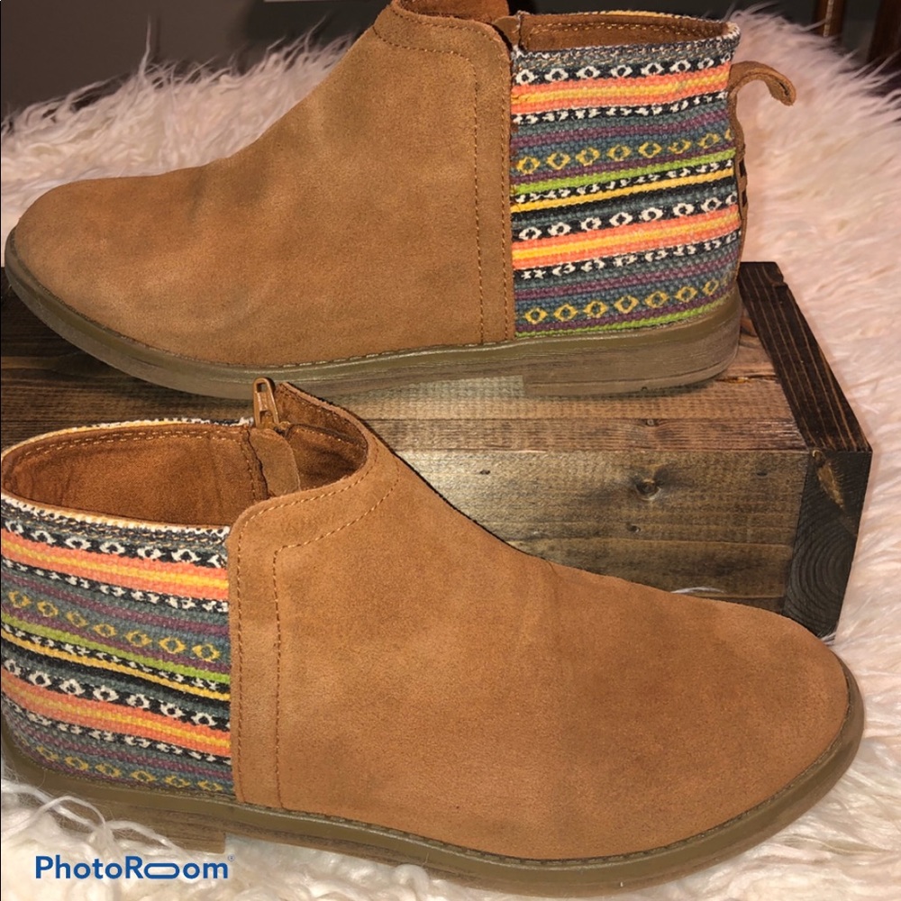 TOMS youth size 4